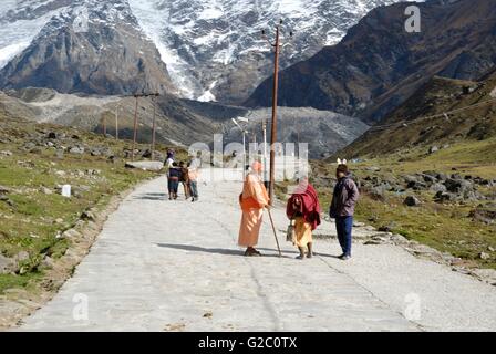 Pilger auf dem Weg zum Tempel Kedarnath, Garhwal Himalaya, Uttarakhand, Indien Stockfoto