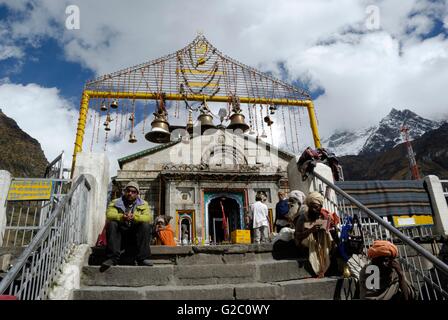 Kedarnath Tempel mit Sadhus und Hindu-Pilger, Kedarnath, Garhwal Himalaya, Uttarakhand, Indien Stockfoto