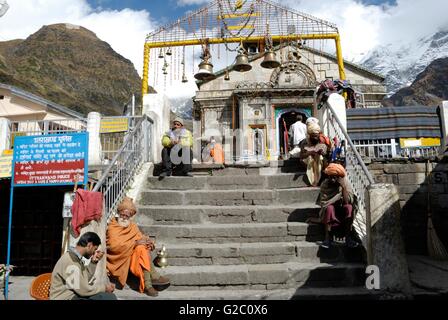 Kedarnath Tempel mit Sadhus und Hindu-Pilger, Kedarnath, Garhwal Himalaya, Uttarakhand, Indien Stockfoto