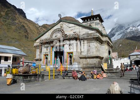 Kedarnath Tempel mit Sadhus und Hindu-Pilger, Kedarnath, Garhwal Himalaya, Uttarakhand, Indien Stockfoto