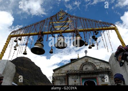 Kedarnath Tempel mit Sadhus und Hindu-Pilger, Kedarnath, Garhwal Himalaya, Uttarakhand, Indien Stockfoto