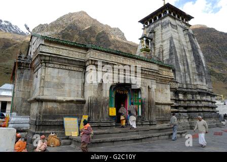 Kedarnath Tempel mit Sadhus und Hindu-Pilger, Kedarnath, Garhwal Himalaya, Uttarakhand, Indien Stockfoto