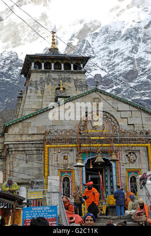 Kedarnath Tempel mit Sadhus und Hindu-Pilger, Kedarnath, Garhwal Himalaya, Uttarakhand, Indien Stockfoto