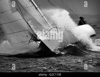 AJAX-NEWS-FOTOS. 1977. SOLENT, ENGLAND. -CERVANTES TROPHY RENNEN - DER AUSTRALISCHE ADMIRAL CUP YACHT BUMBLEBEE III NIMMT EINEN STAMPFENDEN, DA ES IN RICHTUNG OFFENES WASSER UND KANAL KÖPFE. FOTO: JONATHAN EASTLAND/AJAX REF: 77CERTRO/HUMMEL Stockfoto