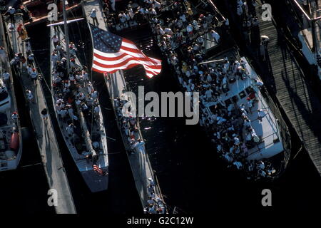 AJAXNETPHOTO. 1987. FREMANTLE, AUSTRALIEN - AMERICAS CUP - STARS & STREIFEN (USA) SKIPPER DENNIS CONNER (USA) FEIERT DEN SIEG IN DEN FISCHERHAFEN. FOTO: JONATHAN EASTLAND/AJAX REF STRIPES 1987 3 Stockfoto