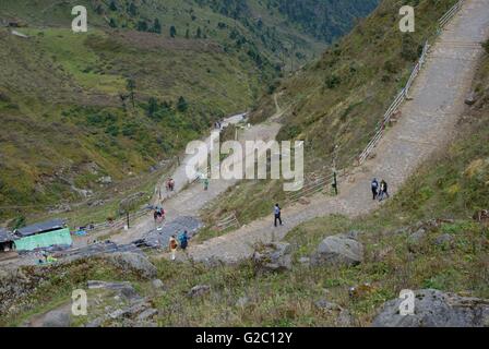 Pilger auf dem Weg zum Tempel Kedarnath, Garhwal Himalaya, Uttarakhand, Indien Stockfoto