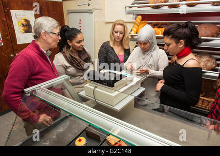 Unterricht in der Berufsschule an der Bäckerei-Theke. Stockfoto