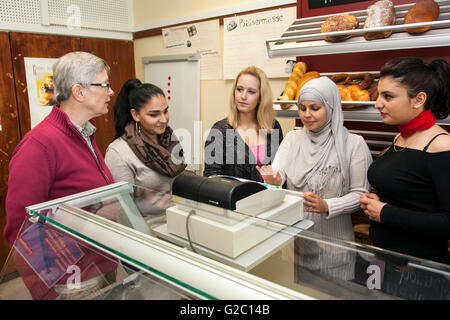 Unterricht in der Berufsschule an der Bäckerei-Theke. Stockfoto