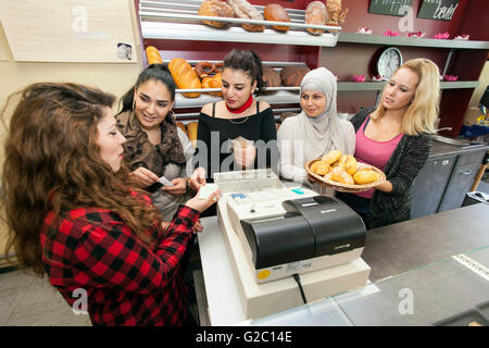 Unterricht in der Berufsschule an der Bäckerei-Theke. Stockfoto