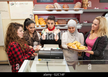 Unterricht in der Berufsschule an der Bäckerei-Theke. Stockfoto