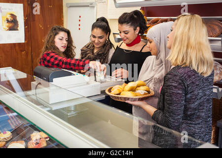Unterricht in der Berufsschule an der Bäckerei-Theke. Stockfoto