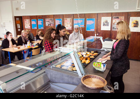 Unterricht in der Berufsschule an der Bäckerei-Theke. Stockfoto