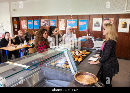Unterricht in der Berufsschule an der Bäckerei-Theke. Stockfoto