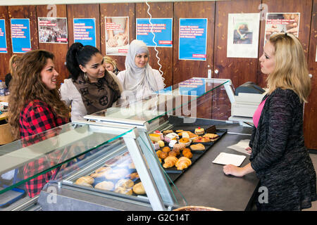 Unterricht in der Berufsschule an der Bäckerei-Theke. Stockfoto