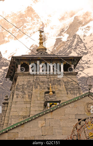 Kedarnath Tempel mit Sadhus und Hindu-Pilger, Kedarnath, Garhwal Himalaya, Uttarakhand, Indien Stockfoto