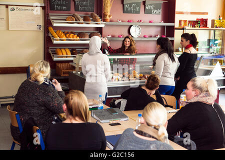 Unterricht in der Berufsschule an der Bäckerei Theke im Klassenzimmer. Stockfoto