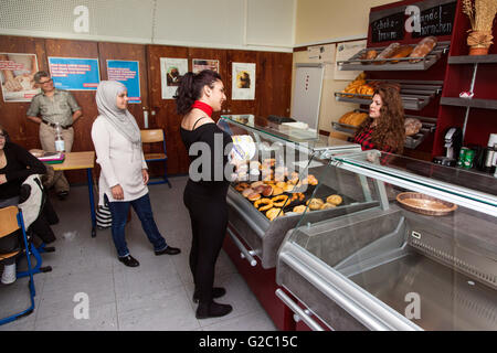 Unterricht in der Berufsschule an der Bäckerei-Theke. Stockfoto