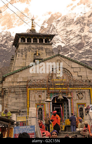 Kedarnath Tempel mit Sadhus und Hindu-Pilger, Kedarnath, Garhwal Himalaya, Uttarakhand, Indien Stockfoto