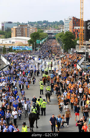 Hull City und Sheffield Wednesday Fans finden ihren Weg nach Wembley Weg vor der Meisterschaft Play-off-Finale im Wembley Stadium, London. Stockfoto