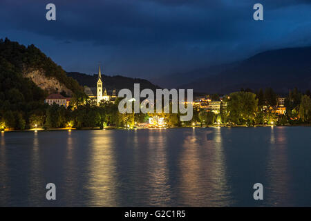 Bled Blick bei Nacht auf See, Julischen Alpen, Slowenien Stockfoto