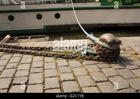 Poller Hafen Liegeplatz für Boote Kette und Seil - Bahn Stockfoto