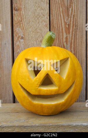 Jack Î Lantern auf einer Holzbank Stockfoto