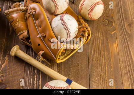 Baseball Ball und Handschuh auf einer Holzplatte. Stockfoto