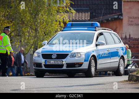 ALTENTREPTOW / Deutschland - 1. Mai 2016: Deutsche Polizeiauto fährt auf einer Straße in Altentreptow, Deutschland am 1. Mai 2016. Stockfoto