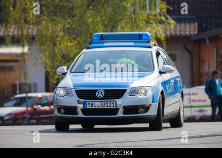 ALTENTREPTOW / Deutschland - 1. Mai 2016: Deutsche Polizeiauto fährt auf einer Straße in Altentreptow, Deutschland am 1. Mai 2016. Stockfoto