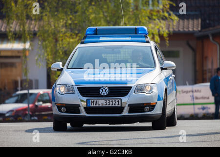 ALTENTREPTOW / Deutschland - 1. Mai 2016: Deutsche Polizeiauto fährt auf einer Straße in Altentreptow, Deutschland am 1. Mai 2016. Stockfoto