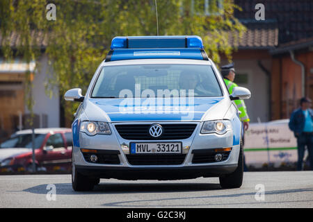 ALTENTREPTOW / Deutschland - 1. Mai 2016: Deutsche Polizeiauto fährt auf einer Straße in Altentreptow, Deutschland am 1. Mai 2016. Stockfoto