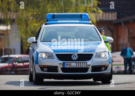 ALTENTREPTOW / Deutschland - 1. Mai 2016: Deutsche Polizeiauto fährt auf einer Straße in Altentreptow, Deutschland am 1. Mai 2016. Stockfoto