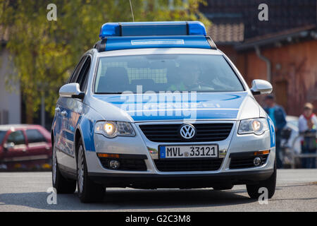 ALTENTREPTOW / Deutschland - 1. Mai 2016: Deutsche Polizeiauto fährt auf einer Straße in Altentreptow, Deutschland am 1. Mai 2016. Stockfoto