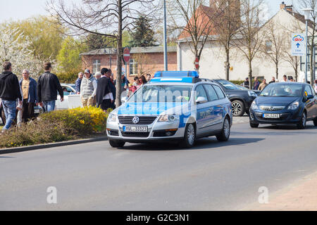 ALTENTREPTOW / Deutschland - 1. Mai 2016: Deutsche Polizeiauto fährt auf einer Straße in Altentreptow, Deutschland am 1. Mai 2016. Stockfoto