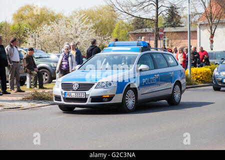 ALTENTREPTOW / Deutschland - 1. Mai 2016: Deutsche Polizeiauto fährt auf einer Straße in Altentreptow, Deutschland am 1. Mai 2016. Stockfoto