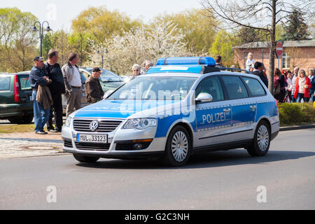 ALTENTREPTOW / Deutschland - 1. Mai 2016: Deutsche Polizeiauto fährt auf einer Straße in Altentreptow, Deutschland am 1. Mai 2016. Stockfoto