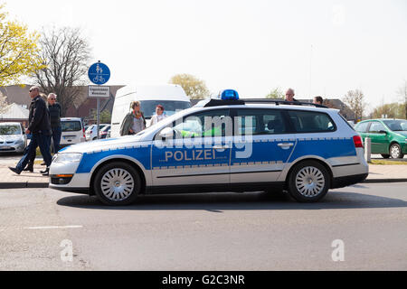 ALTENTREPTOW / Deutschland - 1. Mai 2016: Deutsche Polizeiauto fährt auf einer Straße in Altentreptow, Deutschland am 1. Mai 2016. Stockfoto