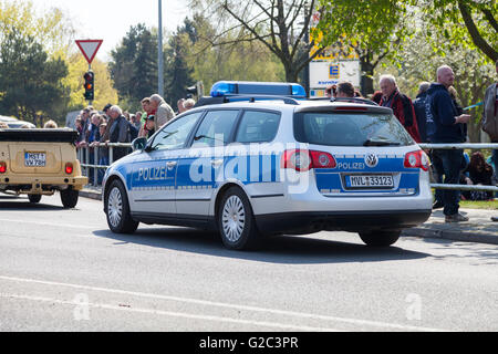 ALTENTREPTOW / Deutschland - 1. Mai 2016: Deutsche Polizeiauto fährt auf einer Straße in Altentreptow, Deutschland am 1. Mai 2016. Stockfoto