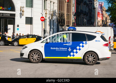 Spanien Katalonien Eixample Passeig de Gracia Polizei Auto Guardia Urbana Ajuntament de Barcelona blau & weiß Stockfoto