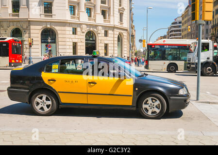 Spanien Katalonien Barcelona Eixample Passeig de Gracia City Taxi Taxi gelb schwarze Lackierung Stockfoto