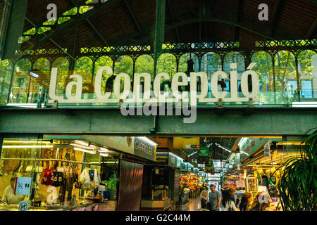 Spanien Katalonien Barcelona Eixample Eingang zu La Concepcio Markt Metallstruktur Stockfoto