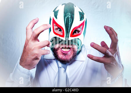 wütend Geschäftsmann mit mexikanischen Wrestler Maske, Ausdruck von Ärger und Wut Stockfoto