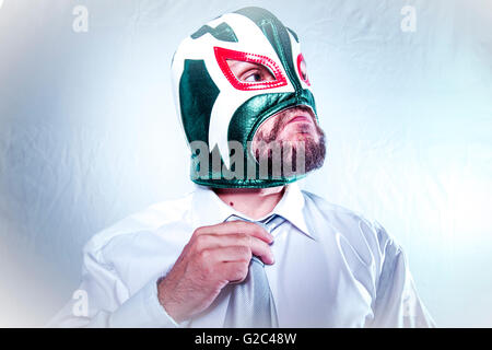 wütend Geschäftsmann mit mexikanischen Wrestler Maske, Ausdruck von Ärger und Wut Stockfoto