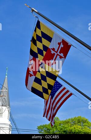 Ein Maryland Staatsflagge neben einer USA-Flagge hängen von einem Gebäude in Annapolis Stockfoto