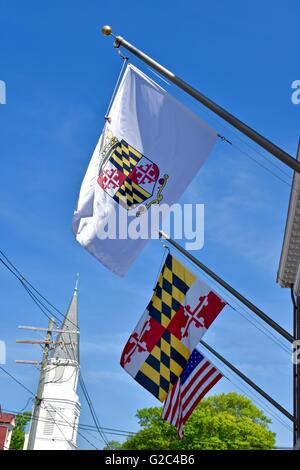 Ein Maryland Staatsflagge neben einer USA-Flagge hängen von einem Gebäude in Annapolis Stockfoto