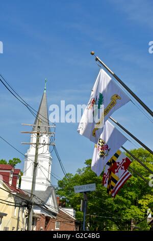 Ein Maryland Staatsflagge neben einer USA-Flagge hängen von einem Gebäude in Annapolis Stockfoto