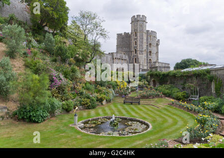 Windsor Castle, die Residenz der königlichen Familie, Berkshire, Großbritannien; Blick über den Moat Garden zum King Edward III Tower Stockfoto