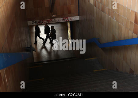 Menschen passieren in der Fußgängerzone u-Bahn in der Nähe von Vltavska u-Bahnstation in Holešovice Bezirk in Prag, Tschechien. Stockfoto