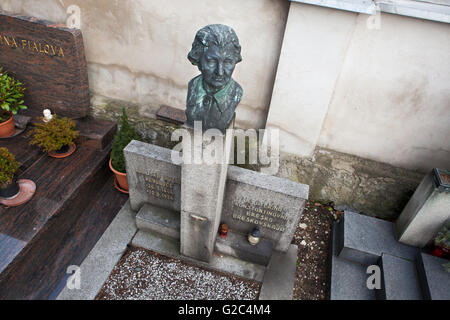 Grab der Russischen Sozialistischen revolutionären Yekaterina Breshko-Breshkovskaya (1844-1934), auch buchstabiert als Catherine Breshkovsky, besser bekannt als die Babuschka von der russischen Revolution auf dem Horni Pocernice Friedhof in Prag, Tschechien. Bronze-Büste von Catherine Breshkovsky (1936) ist ein Werk des tschechischen Bildhauers Milos Suchanek. Russische Sozialistische revolutionäre Vasily Arkhangelsky (1868-1948), Mitglied des Zentralkomitees der russischen revolutionären sozialistischen Partei, ist ebenfalls im gleichen Grab beigesetzt. Stockfoto