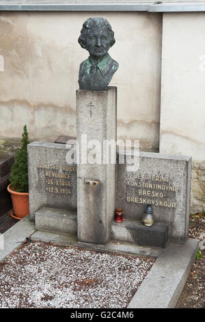 Grab der Russischen Sozialistischen revolutionären Yekaterina Breshko-Breshkovskaya (1844-1934), auch buchstabiert als Catherine Breshkovsky, besser bekannt als die Babuschka von der russischen Revolution auf dem Horni Pocernice Friedhof in Prag, Tschechien. Bronze-Büste von Catherine Breshkovsky (1936) ist ein Werk des tschechischen Bildhauers Milos Suchanek. Russische Sozialistische revolutionäre Vasily Arkhangelsky (1868-1948), Mitglied des Zentralkomitees der russischen revolutionären sozialistischen Partei, ist ebenfalls im gleichen Grab beigesetzt. Stockfoto